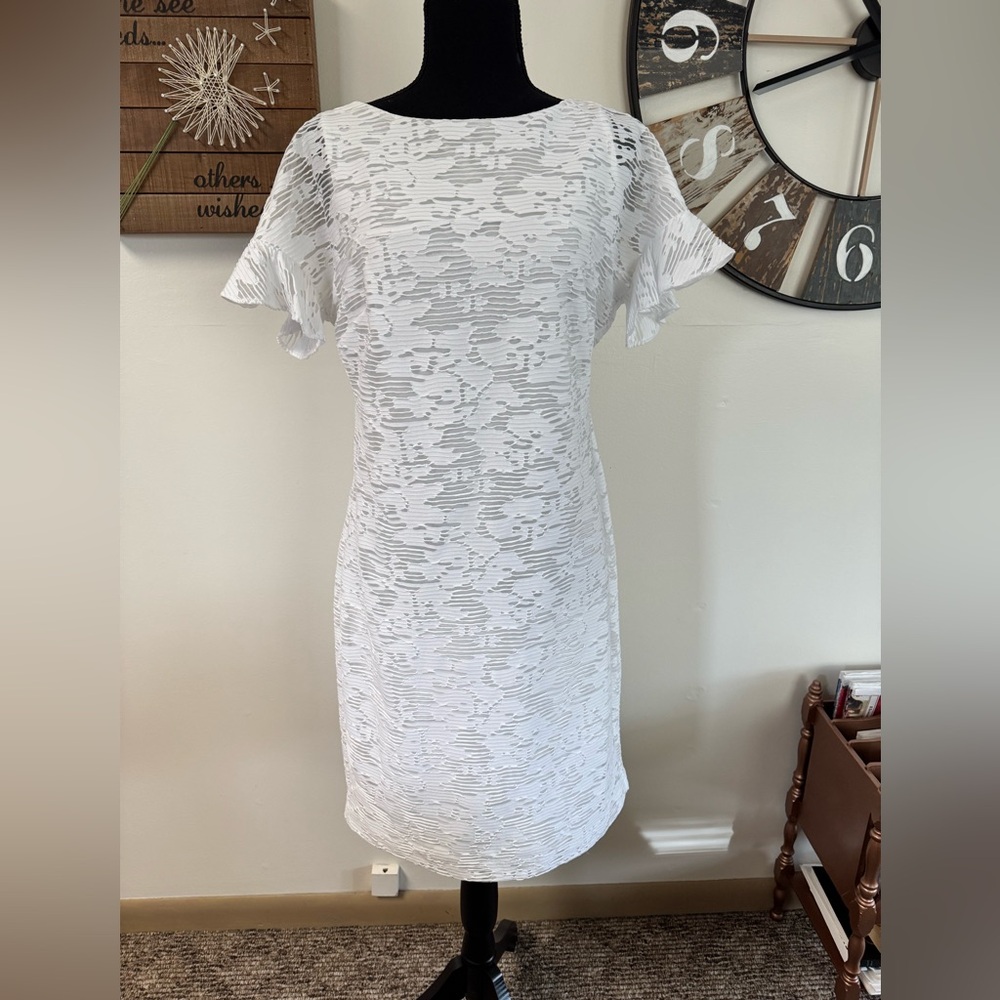 Sz6 Chaps white lace floral overlay short ruffled sleeve shift dress. NWOT🐸